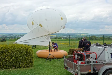 Aufbau eines 15-Kubikmeter-Helikites mit Helibase, Glasfaserwinde und Stromgenerator